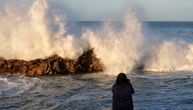 Jeziv snimak s jedne od najopasnijih plaža na svetu: Sve mirno, a onda ogromni talas "niotkuda" potapa turiste