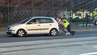 Gest policajca i mladića oduševio Beograđane: Dekici stao auto, oni ga pogurali zajedničkim snagama