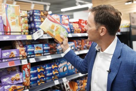 Ministar finansija Siniša Mali kupuje proizvode sa oznakom "Bolja cena"