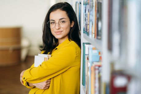 Devojka sa knjigama u rukama, Posao, zaposleni, biblioteka