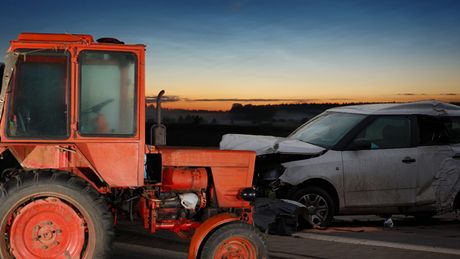 Traktor saobraćajna nesreća  auto kola