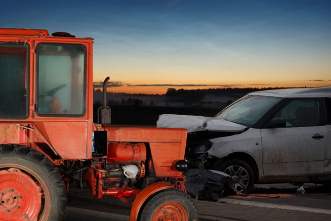 Traktor saobraćajna nesreća  auto kola