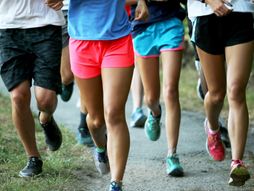 Trčanje vežbanje deca trče kros maraton