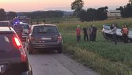 Auto sleteo u livadu, meštani odmah potrčali da izvuku povređene: Saobraćajna nesreća kod Čačka