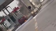 Snimak požara na automobilu na naplatnoj stanici Pojate: Buktinja "guta" četvorotočkaša
