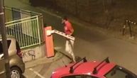 Nadzorne kamere zabeležile bahato ponašanje Beograđanina: Rukama slomio parking rampu ispred zgrade