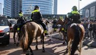 Haos u Amsterdamu: Policija na konjima terala navijače Ajaksa, oni uzvratili bakljama i kamenicama