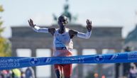 Eliud Kipčoge rekordni peti put pobedio na maratonskoj trci u Berlinu