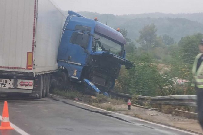 Kamion probio zaštitnu ogradu na putu Leskovac-Grdelica