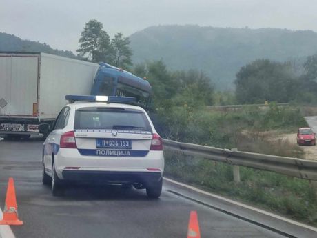 Kamion probio zaštitnu ogradu na putu Leskovac-Grdelica