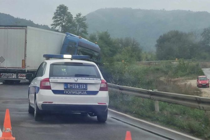 Kamion probio zaštitnu ogradu na putu Leskovac-Grdelica