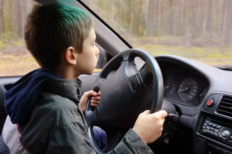 Dečak vozi auto