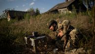 Ukrajinci se snalaze "pomoću štapa i kanapa": Snimak rata dronovima sa prve linije fronta