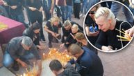 Neutešna supruga nastradalog Srbina na Kosovu pali sveću i grca u suzama