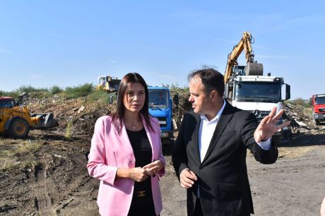 Vujović obišla radove na čišćenju velike divlje deponije u Lozoviku