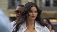 Selena Gomez u "školskom primeru" urbanog stila: Teksas suknja i uski korset joj istakli atribute