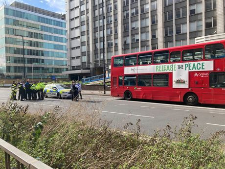 Croydon Krojdon Velika Britanija ubadanje ubistvo autobus devojčica