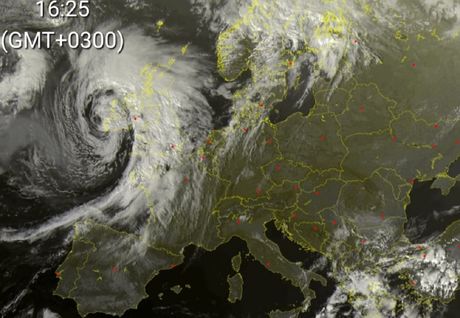 Satelitska slika Evrope i pogled na snažan ciklon i hladni front