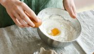 Kako razbiti jaje da se ljuska ne raspadne: Trik koji kuhinju održava čistom, a jelo sigurnim