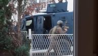 Kosovska policija s prstom na obaraču ispred vrtića u Mitrovici: Deca svedoče jezivom prizoru