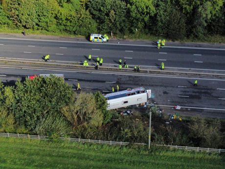 Engleska školski autobus se prevrnuo nesreća