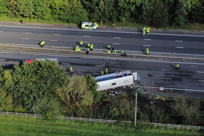 Engleska školski autobus se prevrnuo nesreća