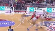 A, kažu da Teodosić ne igra odbranu... Pogledajte kako se požrtvovano na parket bacio plej Crvene zvezde