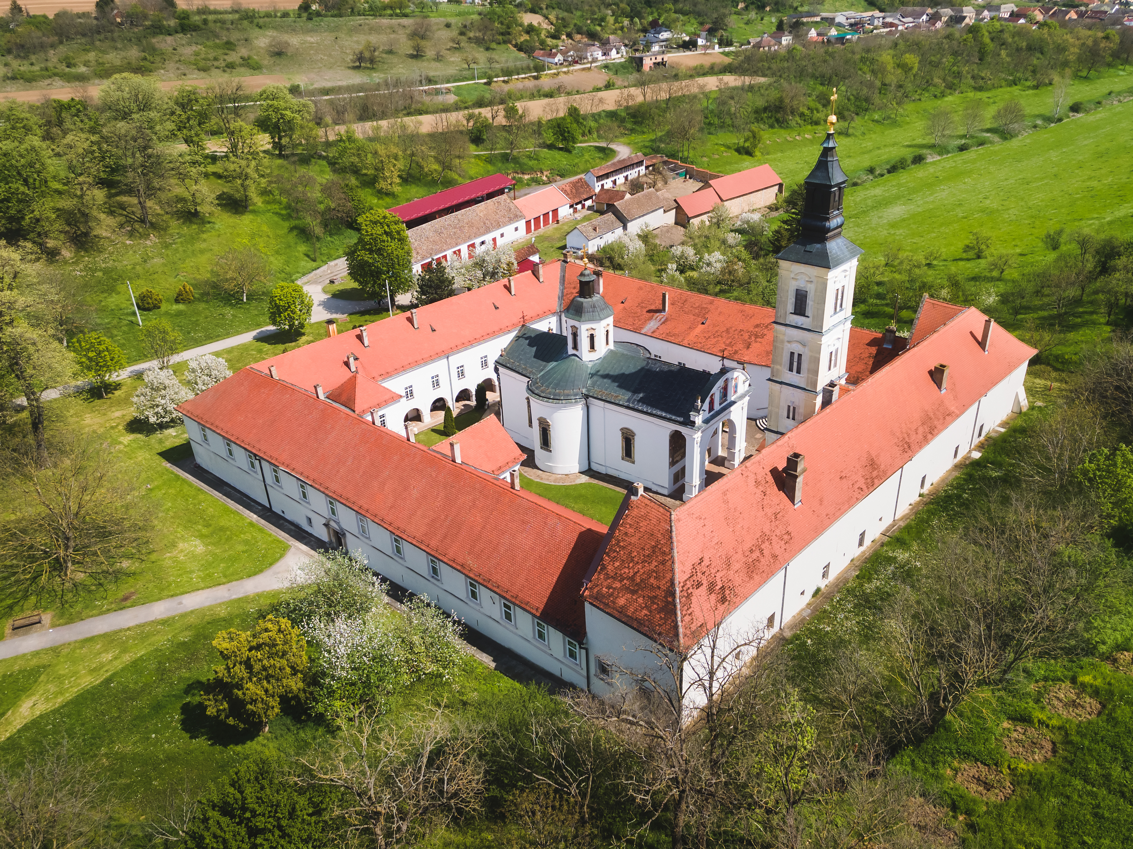 Riznica ovog manastira bila najbogatija u Srba: Među tim zidinama je večno počivalište naših velikodostojnika