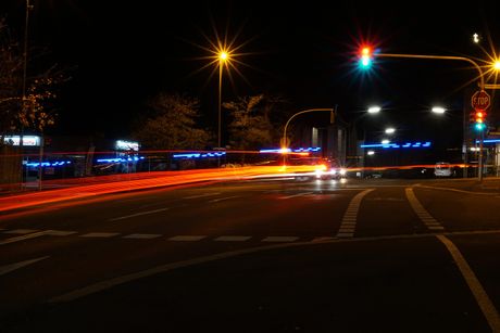 Noć, ulica, saobraćaj