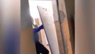 "Da li si normalan": Đak razvalio vrata u milisekundi, snimak iz škole u Srbiji zapalio javnost