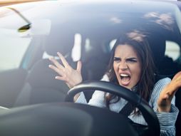 Gužva u saobraćaju, devojka vozač