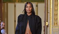Naomi Kembel u prvom planu na Nedelji mode u Parizu: Smeli kroj u suverenoj crnoj boji