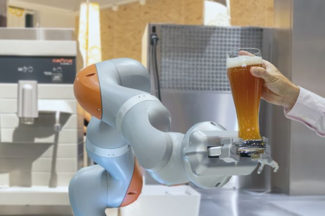 Robot koji služi pivo