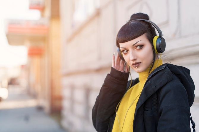 Gotik devojka sluša metal muzika muziku