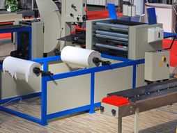 Mašina za izradu rolni toalet papira u fabrici fabrika