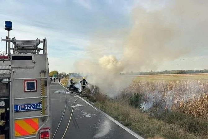 Mladenovac saobraćajna nesreća auto se zapalio