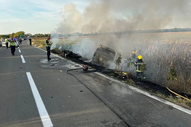 Mladenovac saobraćajna nesreća auto se zapalio