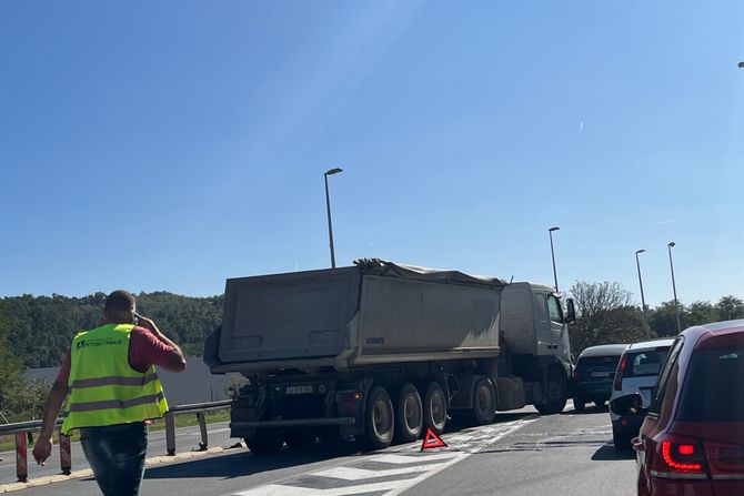 Sudar kamiona i auta kod isključenja za Mladenovac