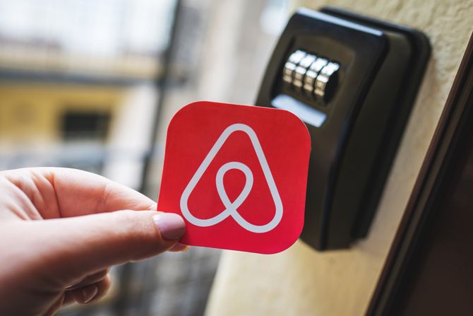 Airbnb logo beskontaktno prijavljivanje u apartmane, kratkoročna rezervacija smeštaja Airbnb logo beskontaktno prijavljivanje u apartmane, kratkoročna rezervacija smeštaja