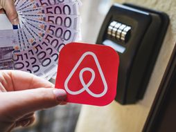 Airbnb logo beskontaktno prijavljivanje u apartmane, kratkoročna rezervacija smeštaja evri