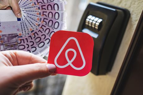 Airbnb logo beskontaktno prijavljivanje u apartmane, kratkoročna rezervacija smeštaja evri
