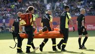 Haos u Francuskoj: Navijači Monpeljea pogodili rivalskog golmana petardom, izneli ga na nosilima, meč prekinut