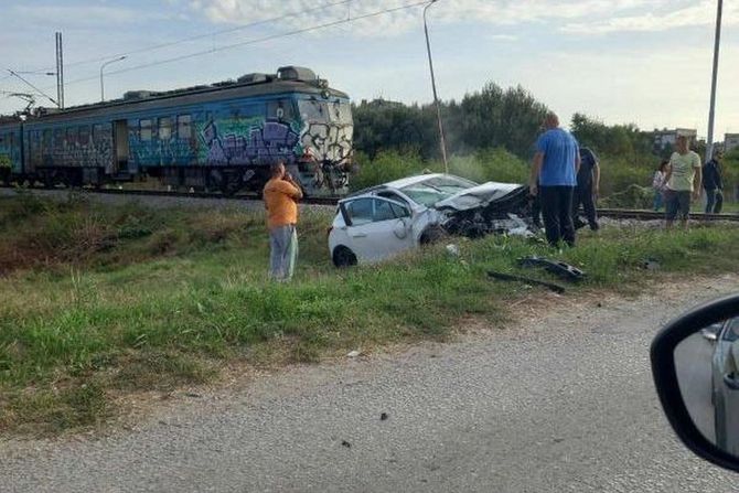 Pančevo udes  Sudar voza i automobila