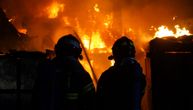 Vatra progutala porodičnu kuću u Nišu: Hitna pomoć zbrinula jedno lice