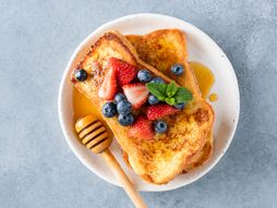 Slatke prženice, med i hleb, prženice sa medom i voćem