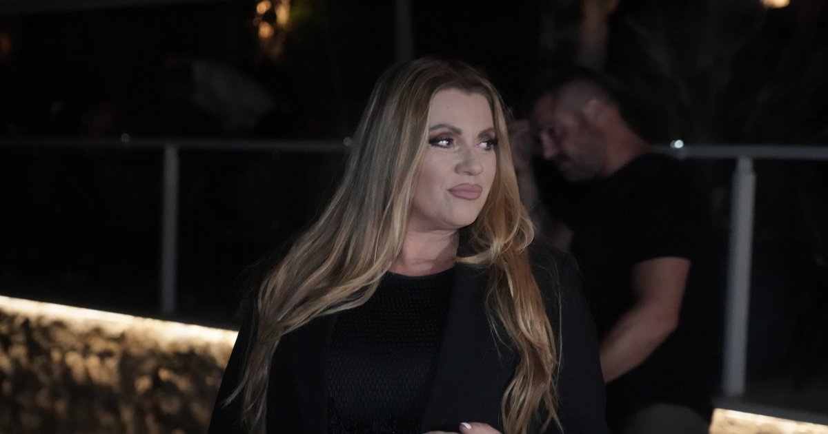 Uložila 300.000€ i sada zarađuje ozbiljan novac: Naša pevačica kupila 5 apartmana u Grčkoj i kuću na Kosmaju