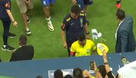 Skandal na utakmici Brazila: Navijači pogodili Nejmara u glavu, jedva ga zadržali da ne uleti na tribine