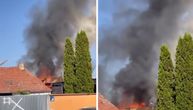Požar u Subotici: Plamen se uzdiže visoko iznad kuće, a dim prekrio ulicu
