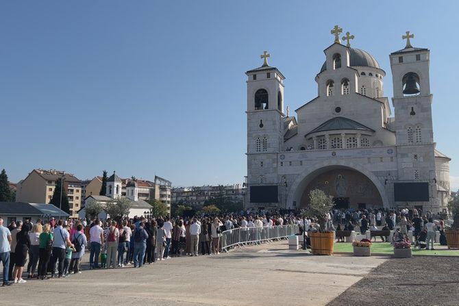 Hram Hristovog vaskrsenja, Podgorica, patrijarh Porfirije, liturgija