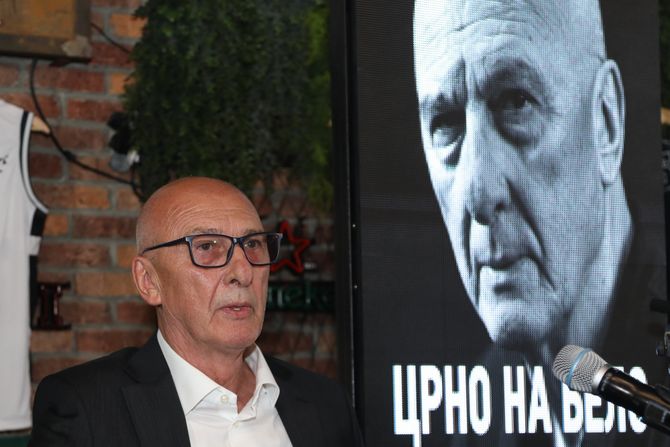 Crno na belo Dragan Todorić Crno na belo Dragan Todorić